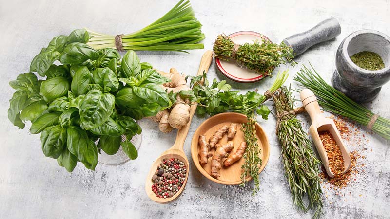 Które zioła i przyprawy warto mieć w kuchni?